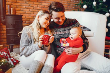 Aile Noel ağacının yakınında