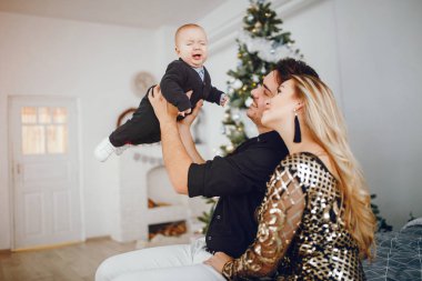 Aile Noel ağacının yakınında