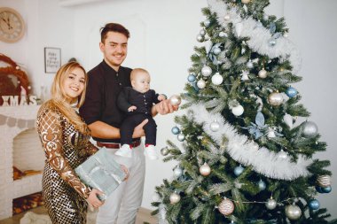 Aile Noel ağacının yakınında