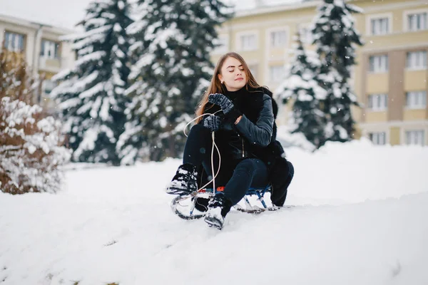 Fille dans un parc d'hiver — Photo