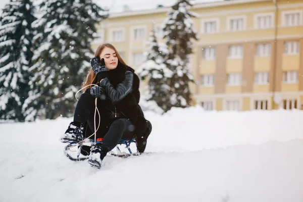 겨울 공원에 있는 소녀 — 스톡 사진