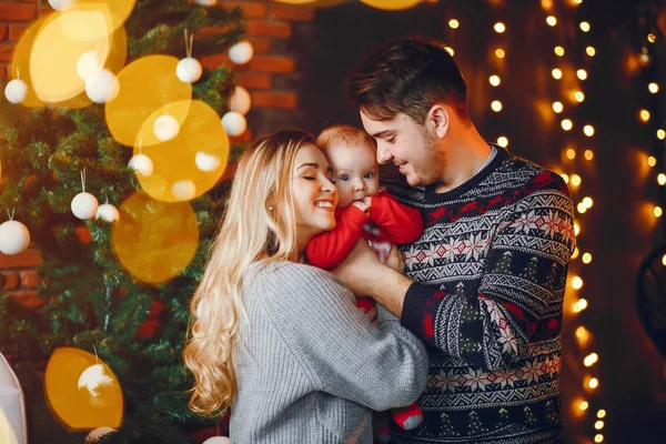 Familia cerca de Árbol de Navidad — Foto de Stock