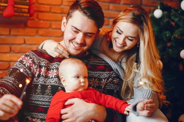 Familia cerca de Árbol de Navidad — Foto de Stock