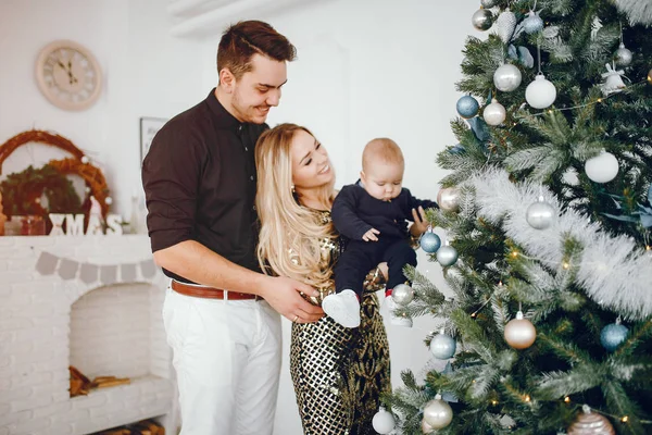 Familia cerca de Árbol de Navidad — Foto de Stock