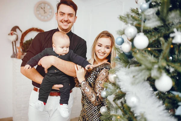 Familia cerca de Árbol de Navidad — Foto de Stock