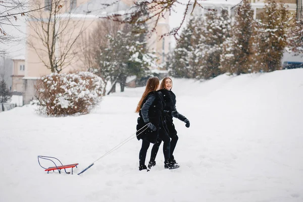 Filles dans un parc d'hiver — Photo