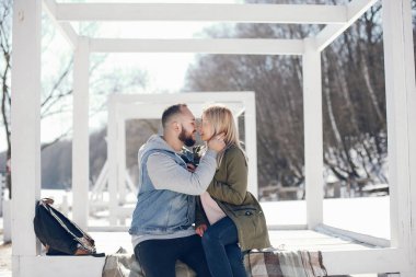 Bir kış parkta zarif çift