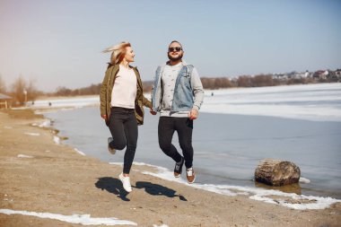 Bir kış parkta zarif çift