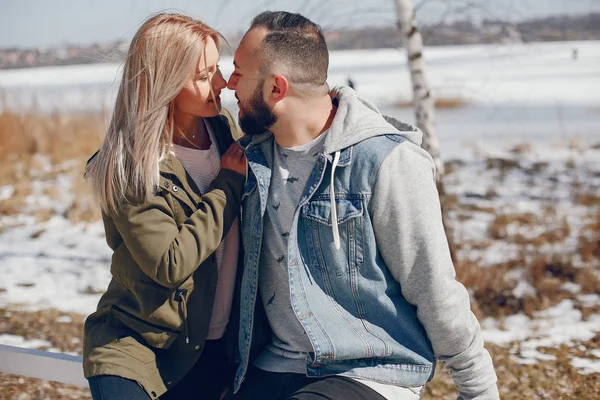 Casal elegante em um parque de inverno — Fotografia de Stock