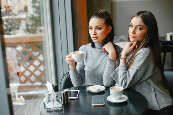 Dziewczyny w kawiarni — Zdjęcie stockowe