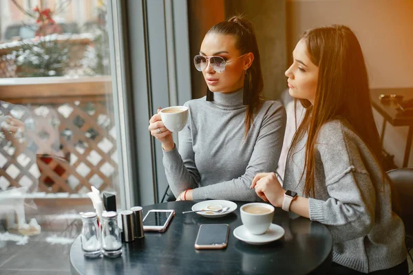 Дівчата в кафе — стокове фото