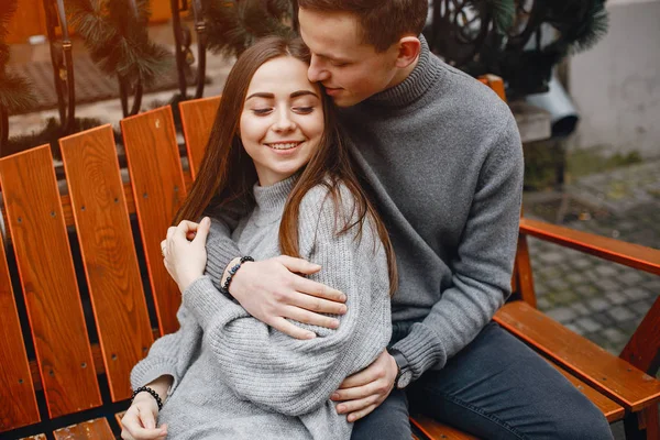 Pareja en una ciudad —  Fotos de Stock