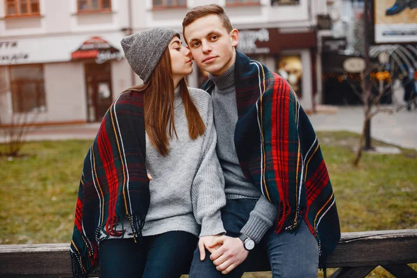 Kochający Stylowy Para Siedzi Mieście Wiosna Plaid — Zdjęcie stockowe