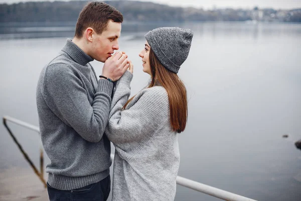 Pareja cerca del agua — Foto de Stock