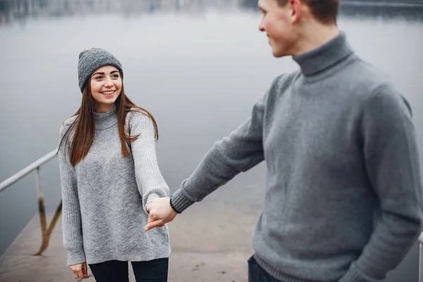 Couple near water — Stock Photo, Image