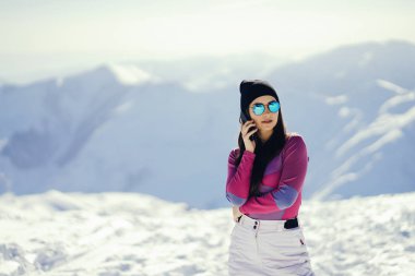 dağların yakınındaki kız