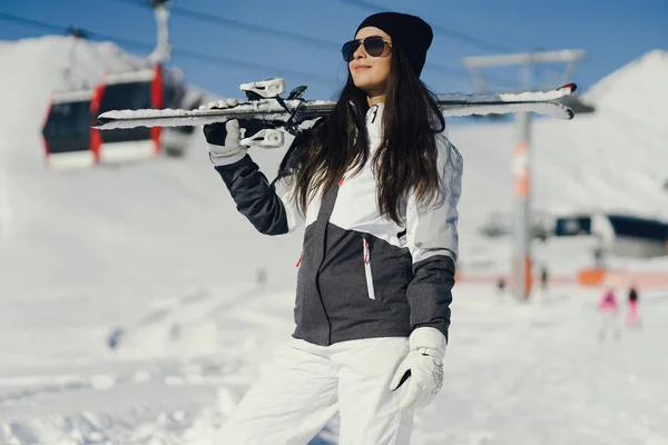 Κορίτσι με σκι — Φωτογραφία Αρχείου
