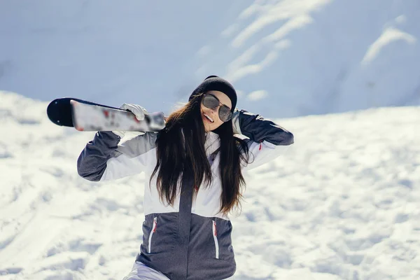 Meisje met ski — Stockfoto