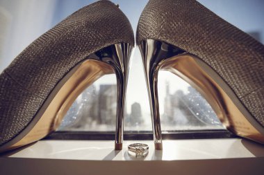 Şık düğün ayakkabıları.