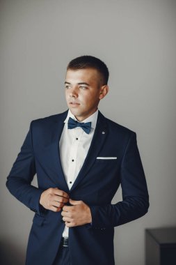 Takım elbiseli adam.