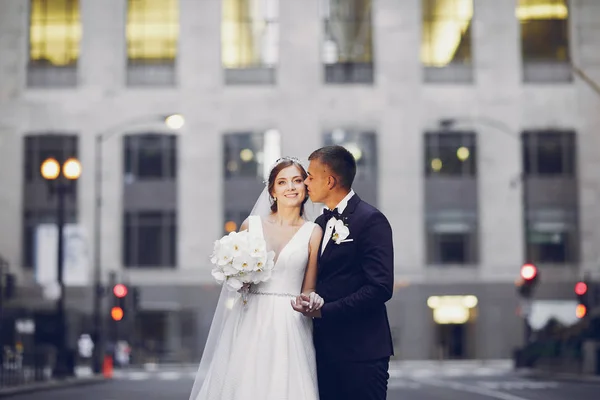 Novia Elegante Vestido Blanco Velo Novio Guapo Con Traje Azul —  Fotos de Stock