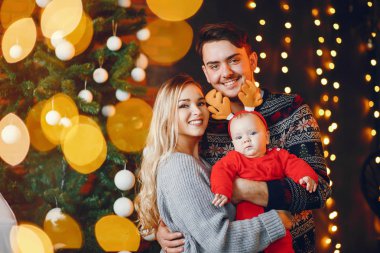 Aile Noel ağacının yakınında