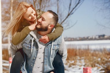 Bir kış parkta zarif çift