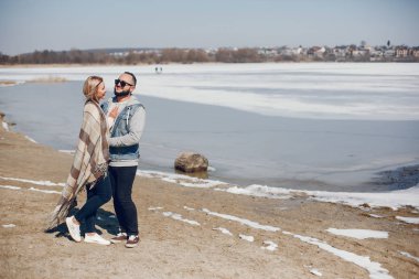 Bir kış parkta zarif çift