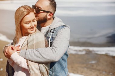 Bir kış parkta zarif çift