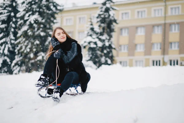 Menina em um parque de inverno — Fotografia de Stock