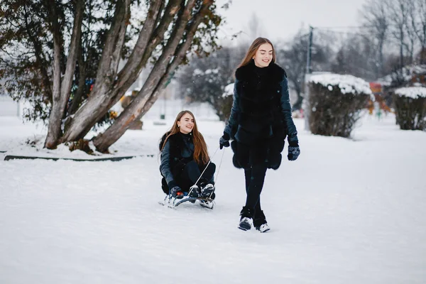 Filles dans un parc d'hiver — Photo