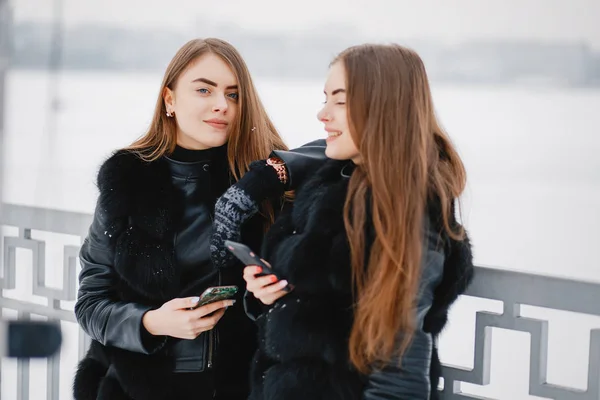 Meninas em um parque de inverno — Fotografia de Stock