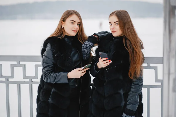 Girls in a winter park — Stock Photo, Image