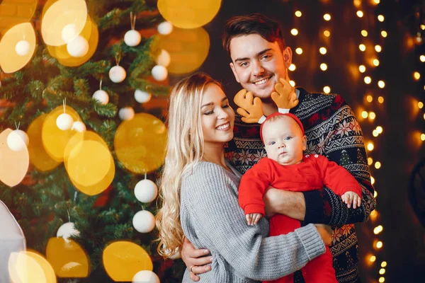 Família perto de árvore de natal — Fotografia de Stock