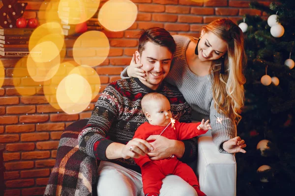 Familie in der Nähe von Weihnachtsbaum — Stockfoto