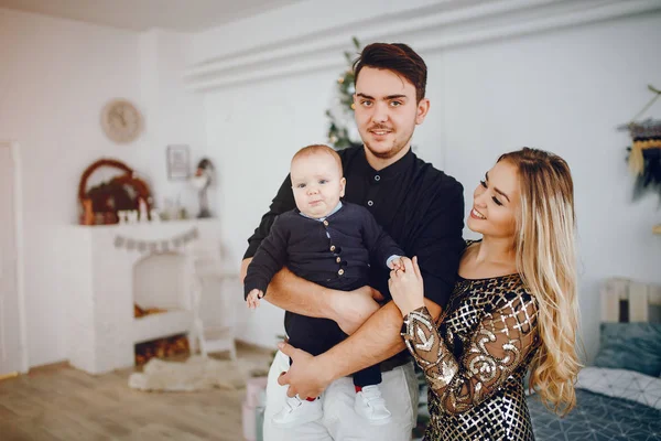 Familia cerca de Árbol de Navidad — Foto de Stock