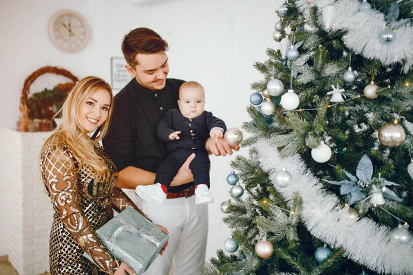 Familia cerca de Árbol de Navidad — Foto de Stock