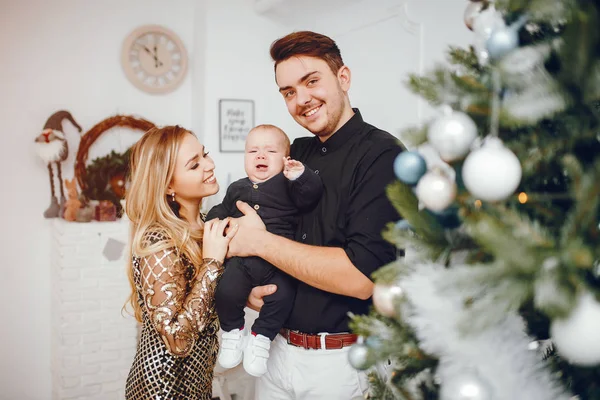 Aile Noel ağacının yakınında