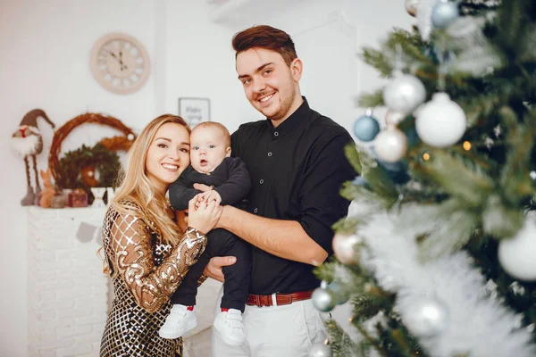 Familia cerca de Árbol de Navidad — Foto de Stock