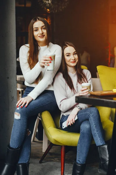 Meisjes in café — Stockfoto