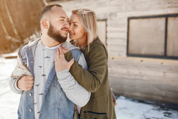 Casal elegante em um parque de inverno — Fotografia de Stock