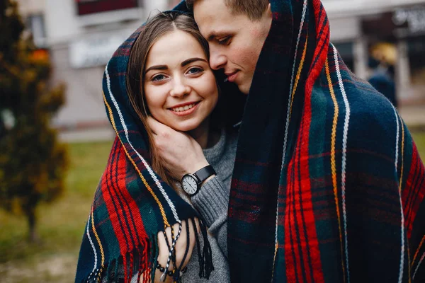 Couple dans une ville — Photo