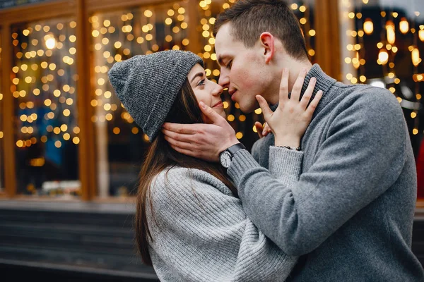 Pareja cerca de ventanas —  Fotos de Stock