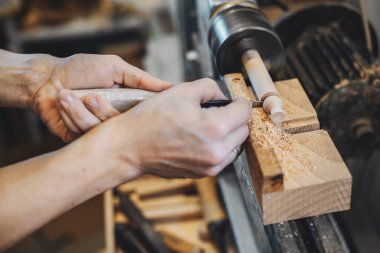 Marangoz bir ağaçla çalışır.