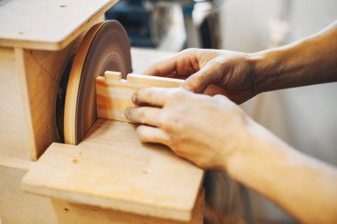 Marangoz bir ağaçla çalışır.