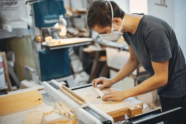 De timmerman werkt met een boom — Stockfoto