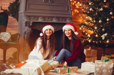 Güzel kızlar stüdyoda eğlenir.