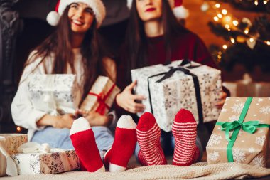 Güzel kızlar stüdyoda eğlenir.