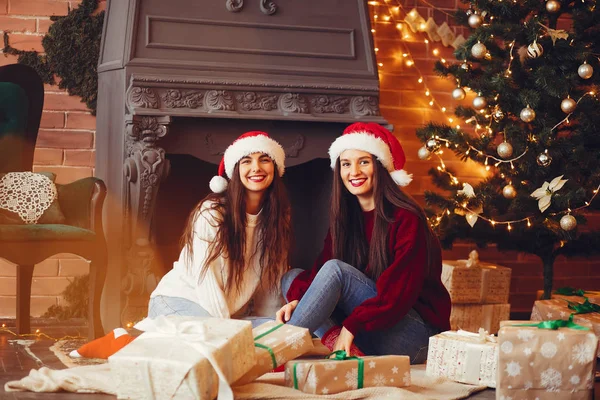 Güzel kızlar stüdyoda eğlenir.