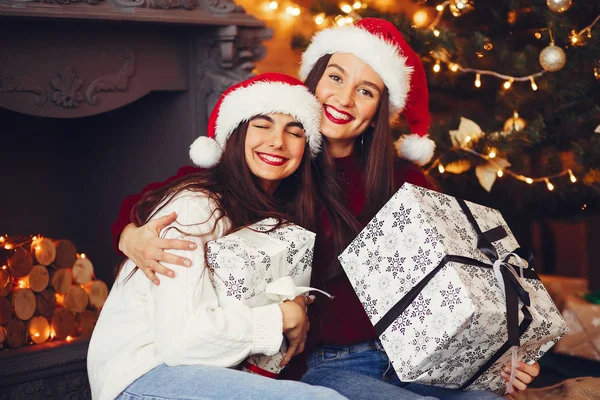 Güzel kızlar stüdyoda eğlenir.